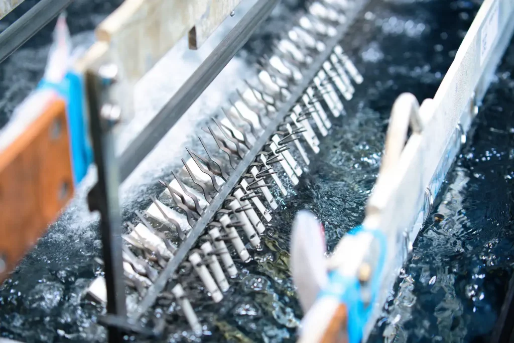 Eloxal-Verfahren Aluminiumteile werden in einem Schwefelsäurebad anodisiert