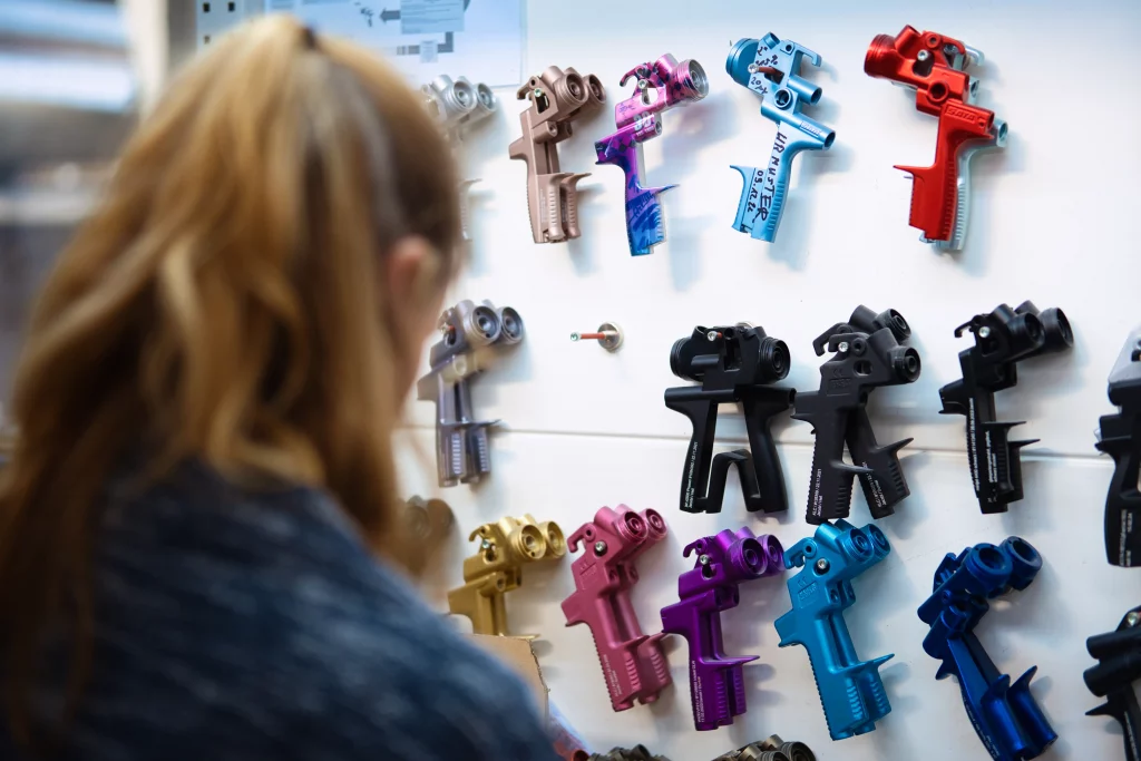 Farbeloxal von Aluminium Verschieden farbig eloxierte Aluminiumteile hängen an einer Wand