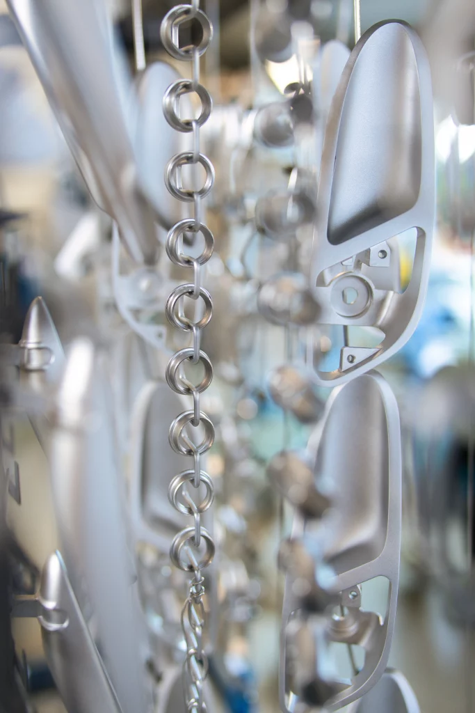 Eloxieren von Aluminium nach DIN 17611 Aluminiumbauteile bei der Oberflächenbehandlung durch Eloxieren