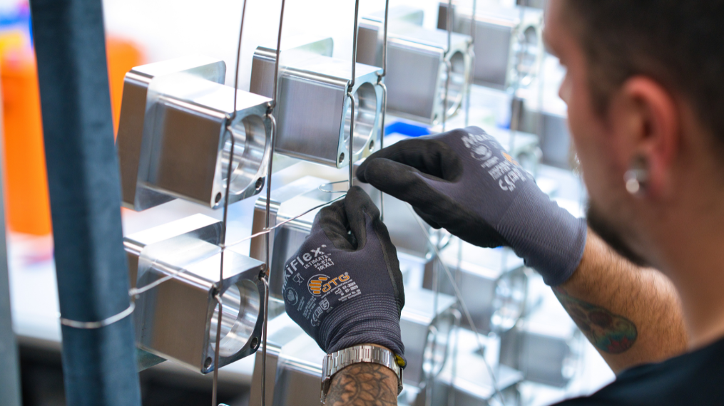 Vorbereitung von Aluminiumoberflächen für Beschichtung oder Veredelung Aluminiumbauteile im Gestell zur Vorbereitung einer Oberflächenbehandlung