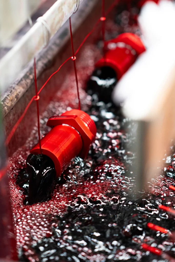 Farbig eloxieren Organisches Enfärben mit roter Farbe als Verfahren des farbig Eloxierens.