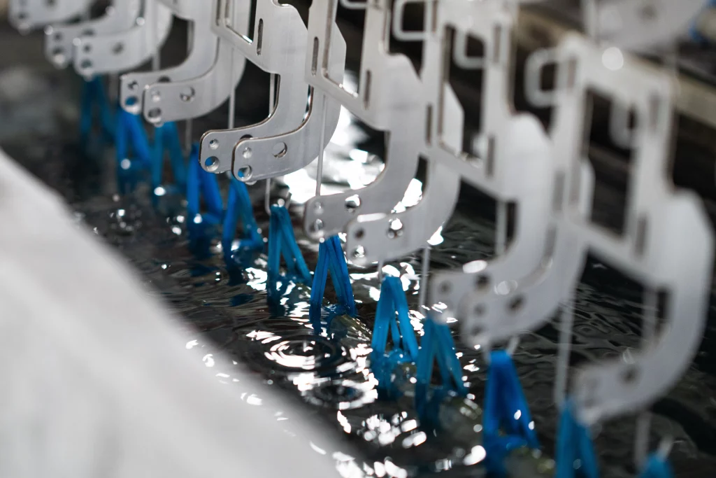 Aluminiumbeschichtung im elektrolytischen Verfahren Aluminiumbauteile beim Eloxalprozess in einem Tauchbad zur Bildung einer widerstandsfähigen Oxidschicht.