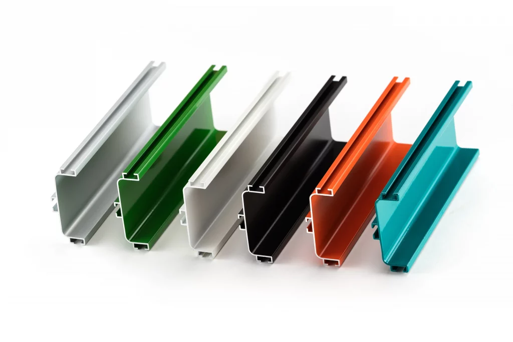 Farbige Aluminiumprofile mit industrieller Beschichtung Aluminiumbeschichtete Profile in verschiedenen Farben, ausgeführt mit Pulverbeschichtung zur dekorativen und funktionalen Oberflächenveredelung