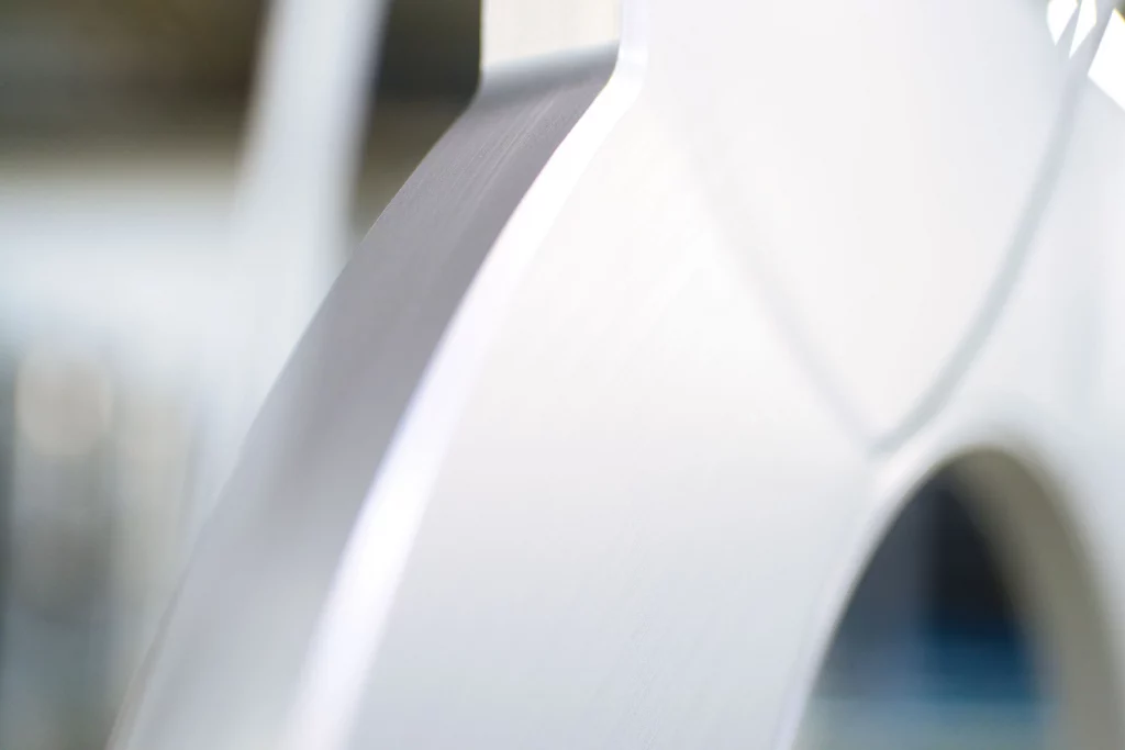 Oberflächenqualität von Aluminium durch Vorbehandlung Matte Aluminiumoberfläche nach Vorbehandlung durch Beizen