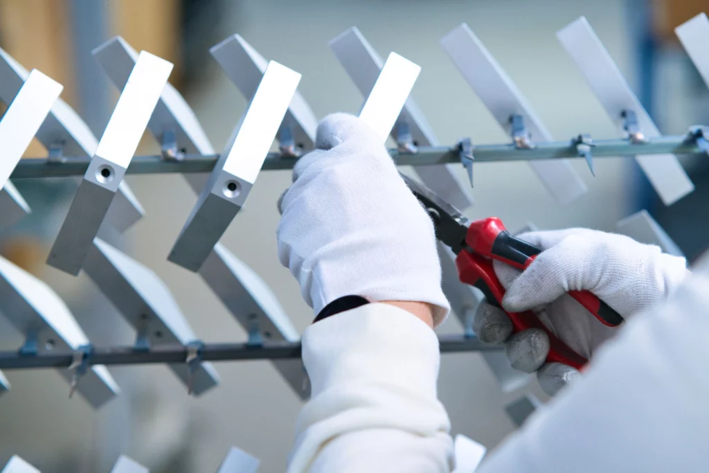 Aluminiumbauteile mit gleichmäßiger Oberfläche vor der Passivierung Vorbereitung von Aluminiumbauteilen für die Passivierung mit SurTec 650